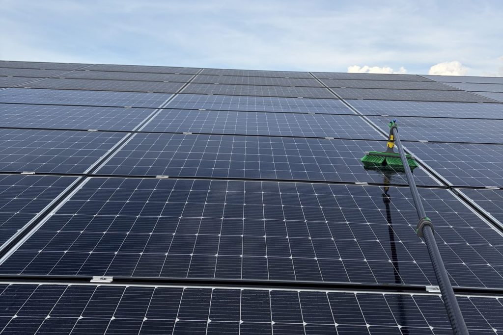 Nettoyage panneaux solaires Annecy — Alpes Solutions Nettoyage