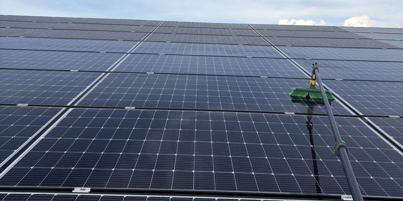 Nettoyage panneaux solaires Annecy — Alpes Solutions Nettoyage