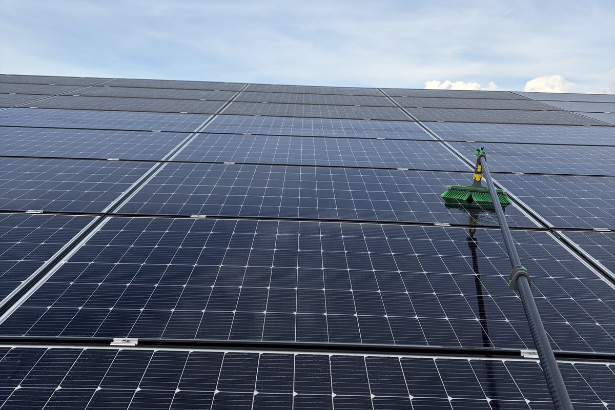 Nettoyage professionnel de panneaux solaires à Annecy — Alpes Solutions Nettoyage